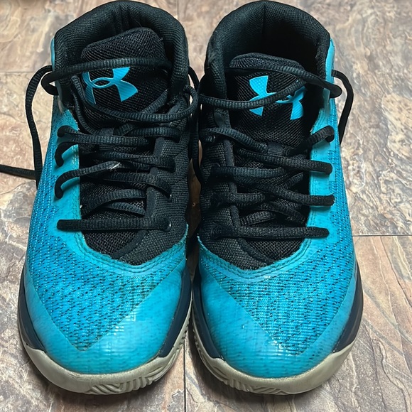 Under armor shoes - Picture 3 of 3